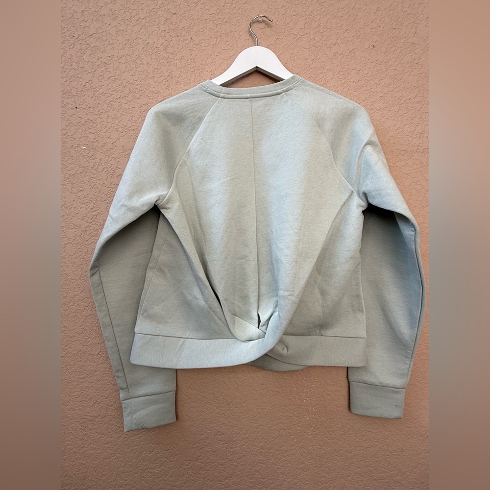 Under Armour Women’s Light Green Crewneck Sweatshirt NWT Size M - Picture 2 of 10